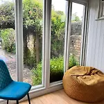Quirky 2 Bed House, Sleeps 5, Near City Centre With Summer House, Garden & Parking Work Contractor Leisure - Topaz