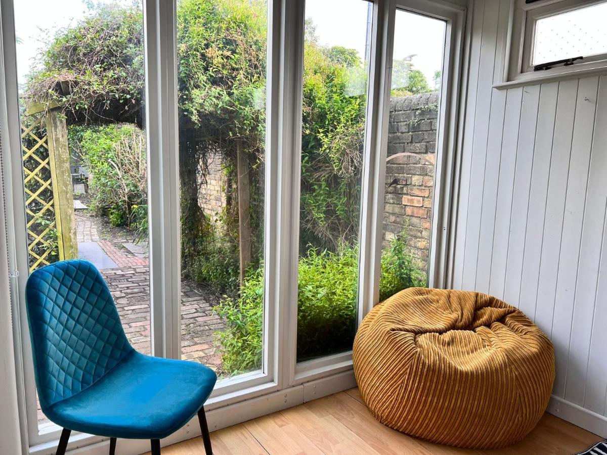 Quirky 2 Bed House, Sleeps 5, Near City Centre With Summer House, Garden & Parking Work Contractor Leisure - Topaz Holiday home *