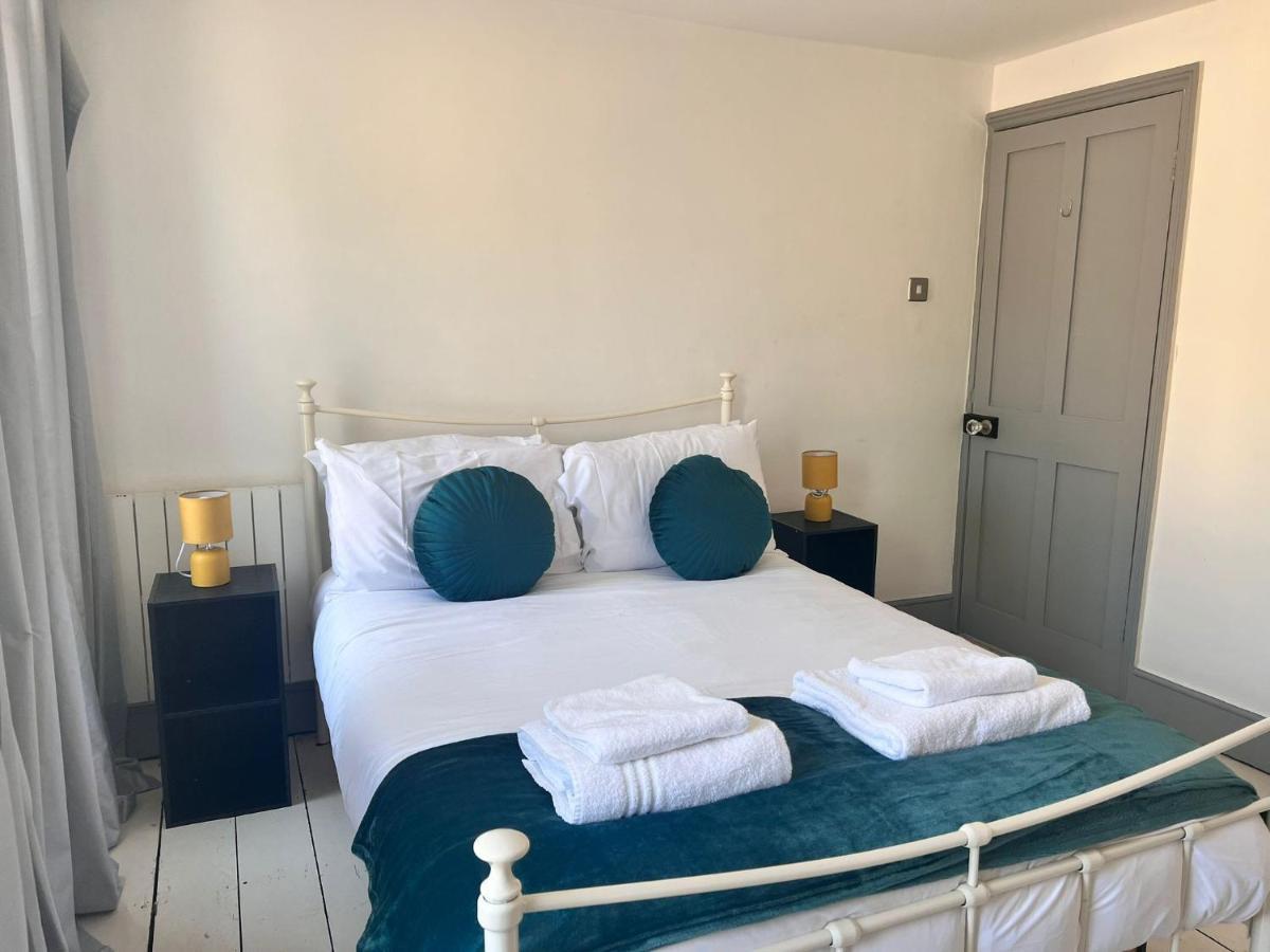 Quirky 2 Bed House, Sleeps 5, Near City Centre With Summer House, Garden & Parking Work Contractor Leisure - Topaz Holiday home