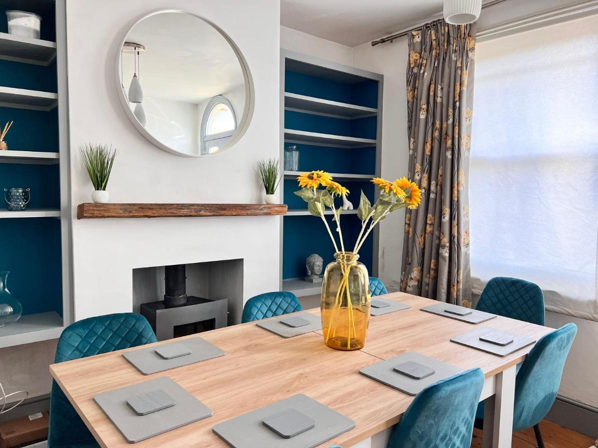 Quirky 2 Bed House, Sleeps 5, Near City Centre With Summer House, Garden & Parking Work Contractor Leisure - Topaz Holiday home