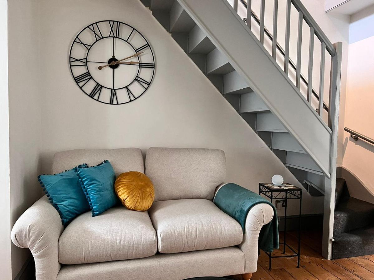 Quirky 2 Bed House, Sleeps 5, Near City Centre With Summer House, Garden & Parking Work Contractor Leisure - Topaz Holiday home *