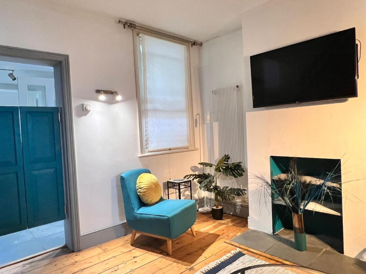 Quirky 2 Bed House, Sleeps 5, Near City Centre With Summer House, Garden & Parking Work Contractor Leisure - Topaz